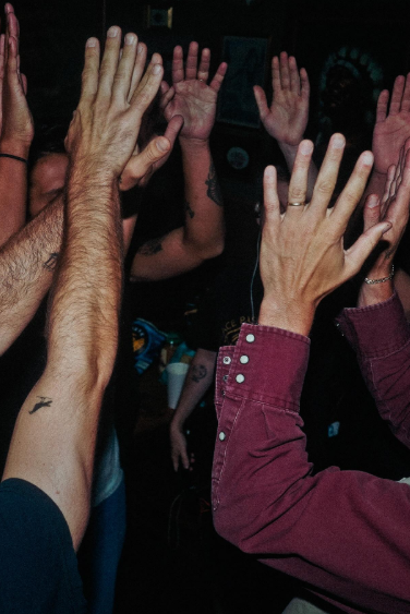 croud hands